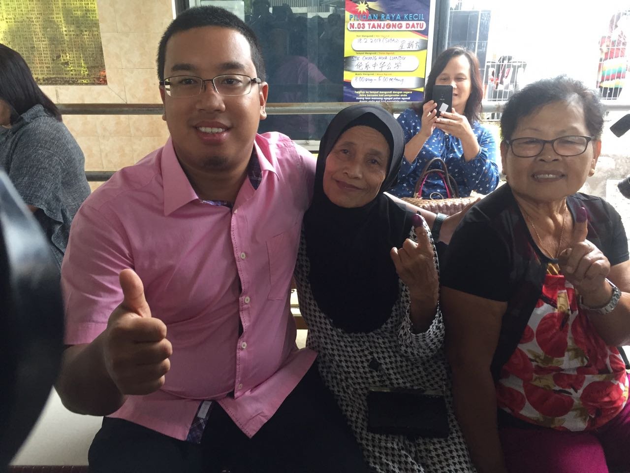 国阵候选人查米拉的儿子阿兹祖代表母亲到访伦乐中华公学视察投票情况。