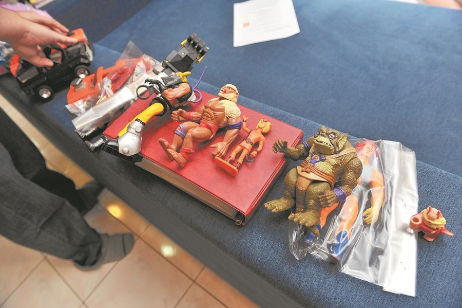 郭崇城向记者展示即将和顾客交收的玩具。“我一般都会把同一系列里的玩具一起卖出，方便客户用户收集。”