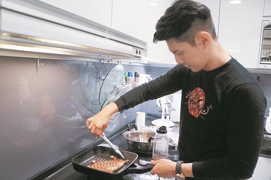 祖雄转型当健康餐厨师分享健康理念。