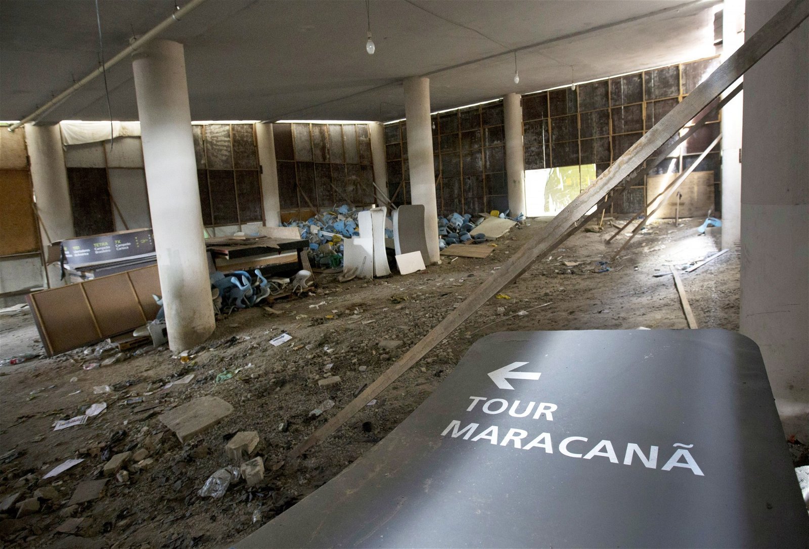 为了举行2014年世界杯足球赛和2016年里约奥运，当局花费5亿美元（逾22亿令吉）翻新里约热内卢的马拉卡纳体育馆，如今明显无人保养，连指示牌都倒下。