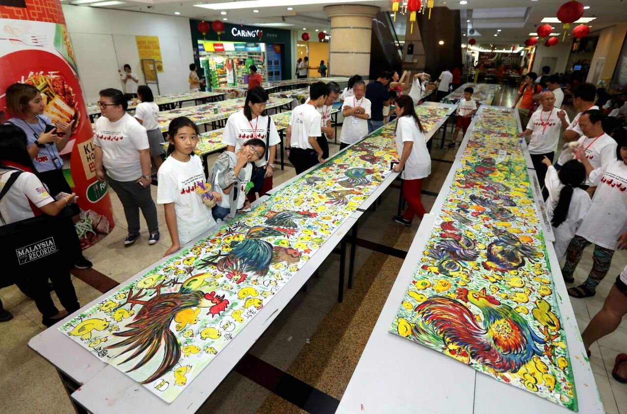 色彩缤纷的鸡画作，由画家和民众一同完成，并打破大马记录。