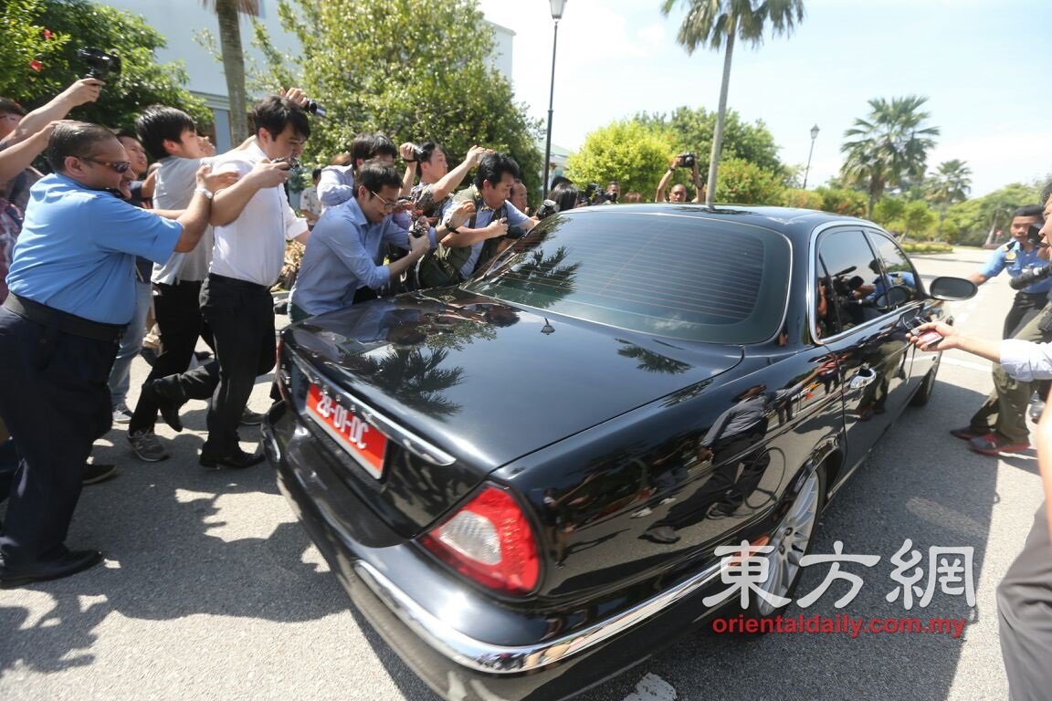 大马外交部今日召见朝鲜驻马大使，在大使座驾离开外交部时遭大批媒体围拍。（摄影：张真甄）