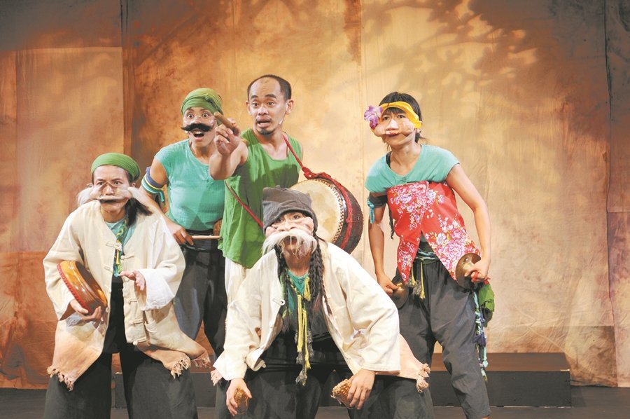 曾在本地多个乡镇巡演的《老鼠娶亲》获得热烈回响，张伟来（左3）扮演的“老鼠强”造型讨喜，深受小朋友们喜爱。
