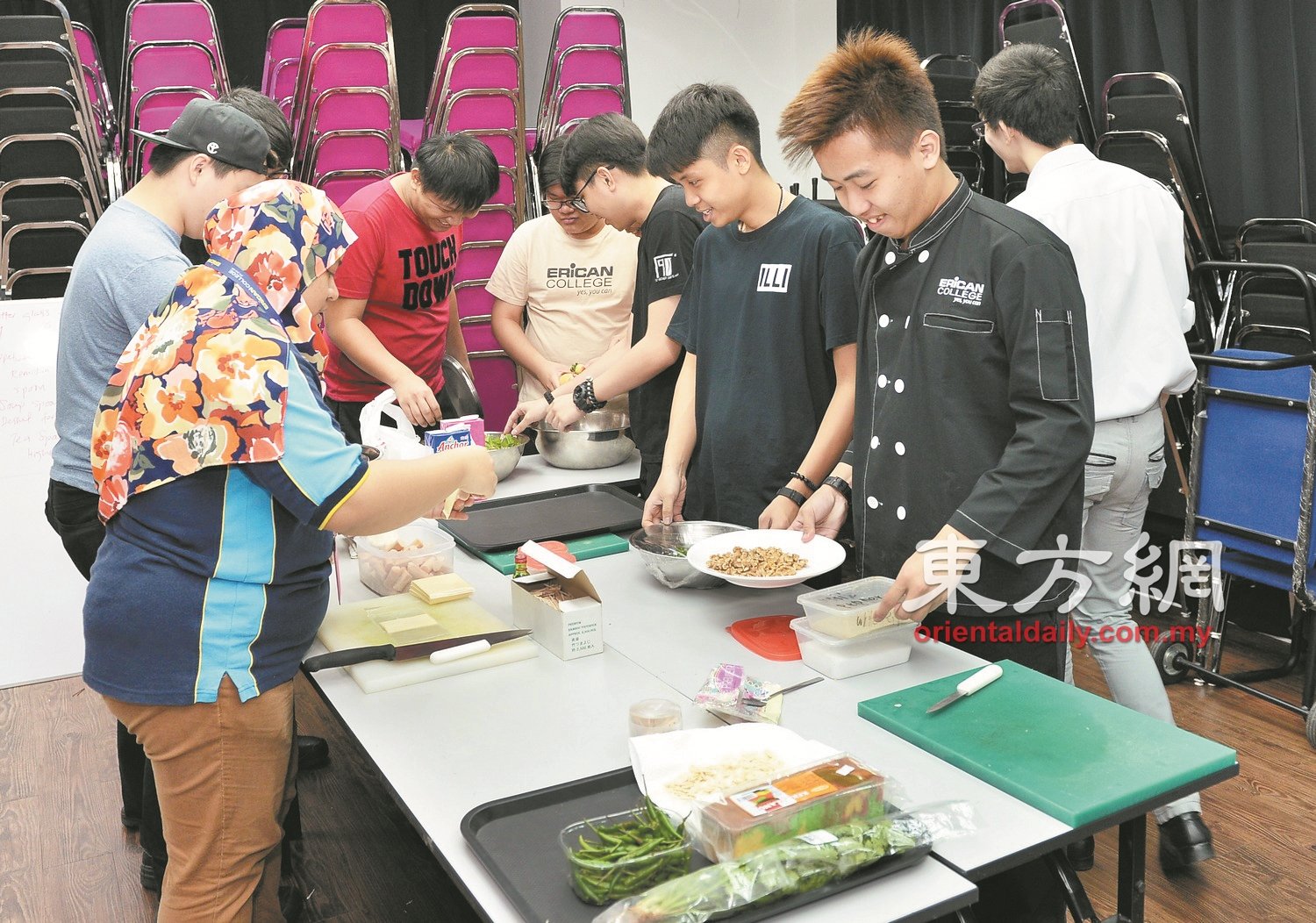 就读餐饮业的学生们，正在准备食材，合力完成作品。