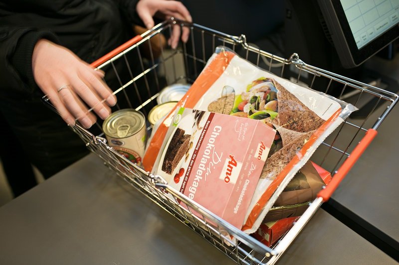 到Wefood超市购物的顾客，可以折扣的价格购买到过期但仍可安全食用的罐头和包装食品。