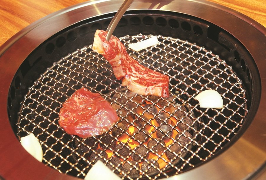 店里提供不同部位的澳洲和牛，牛舌是必试的，肉片也比其他的烧肉店切得更厚身。