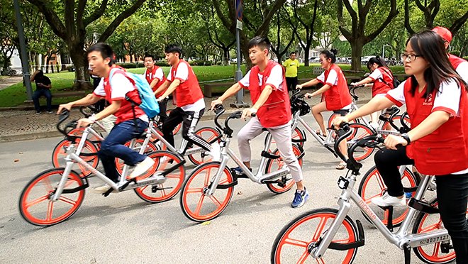 民众使用摩拜的脚踏车为代步工具。（图片取自网路）