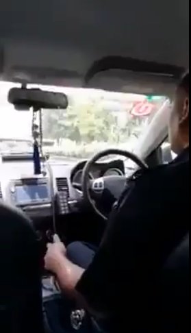 网络红人“内衣王子”在社交媒体书发帖，透露本身坐警车，由警员“护送”，引起热烈讨论。