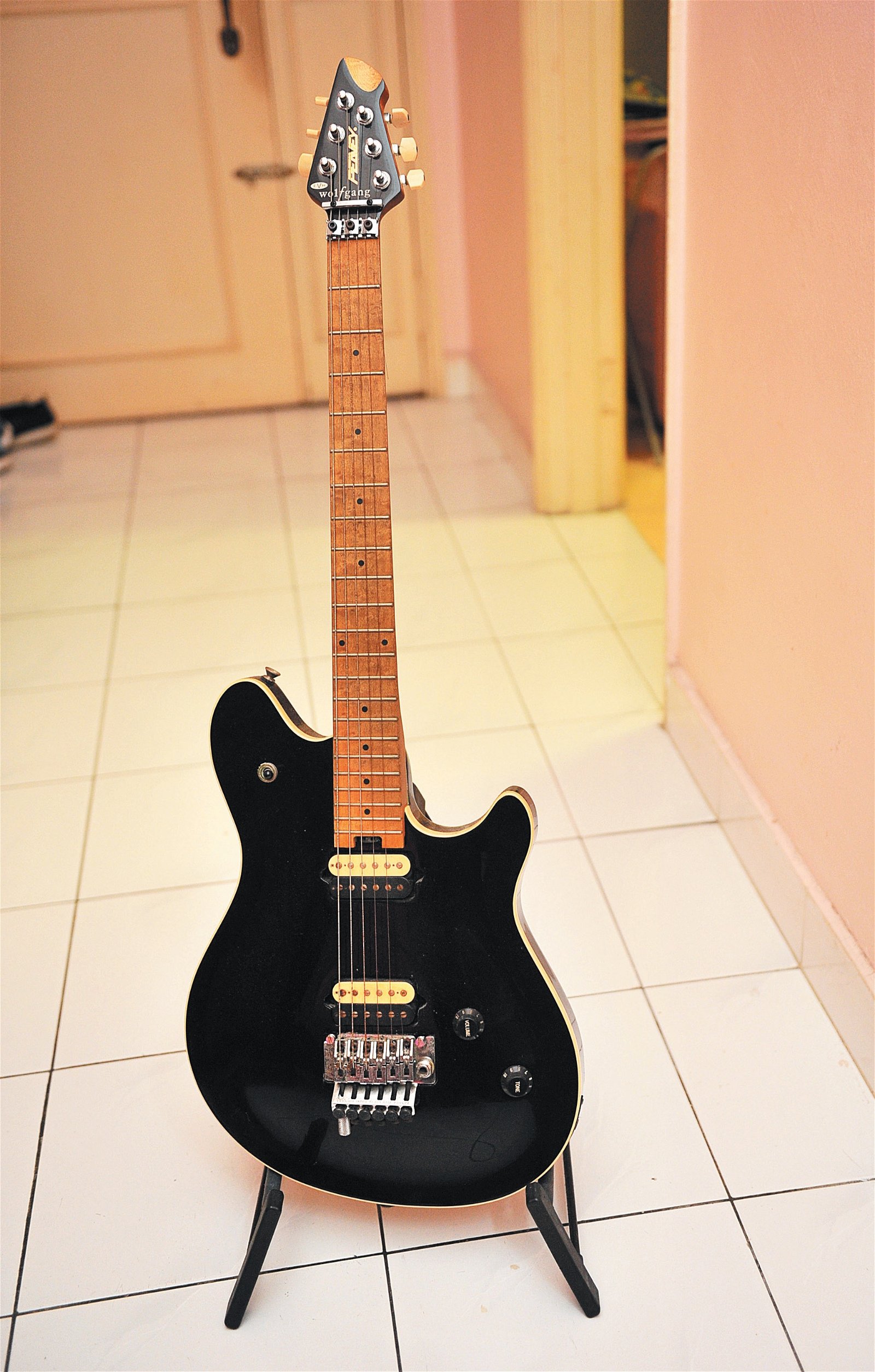 非常酷的黑色吉他，是罗 富永在日本海啸翌日找到 的战利品。