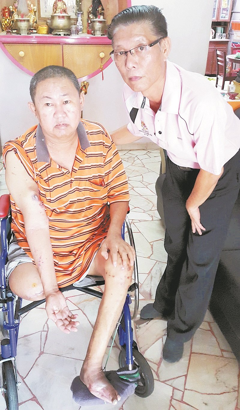 马华市议员许汉宏（右）探望王定昌，给予慰问同时也在装置义肢费用方面尽点绵力。
