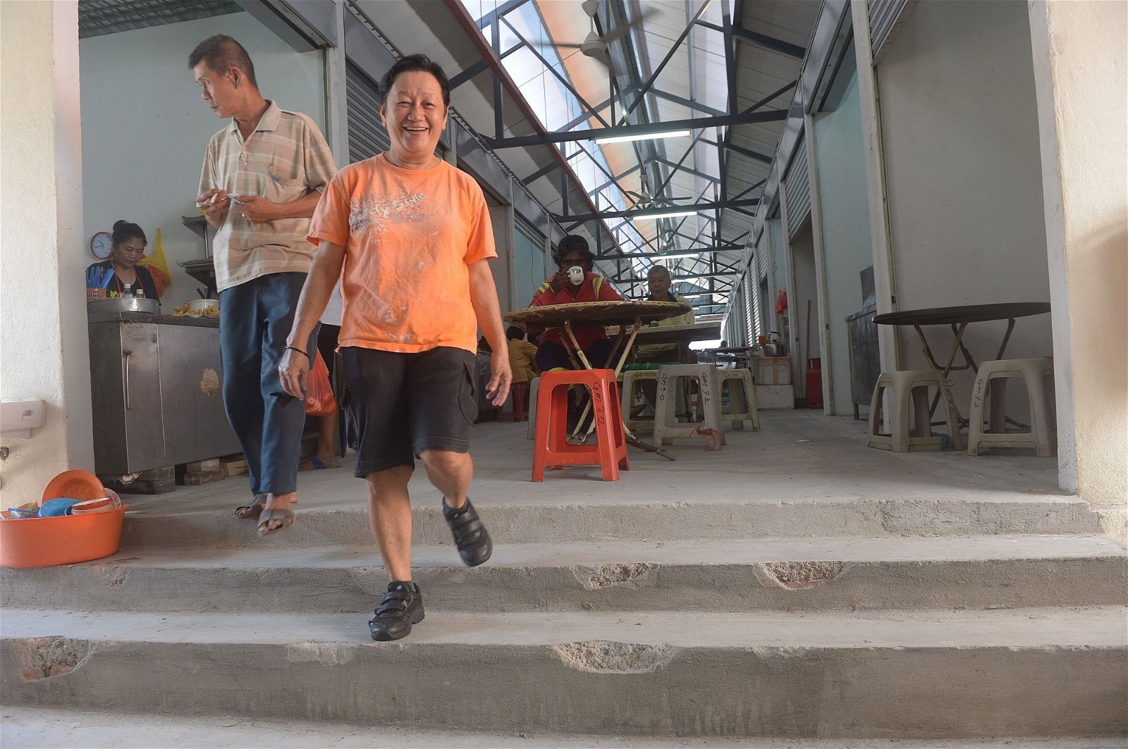 临时巴刹内有2个阶梯，小贩和顾客希望市政局增设扶手，避免老人家失足受伤。