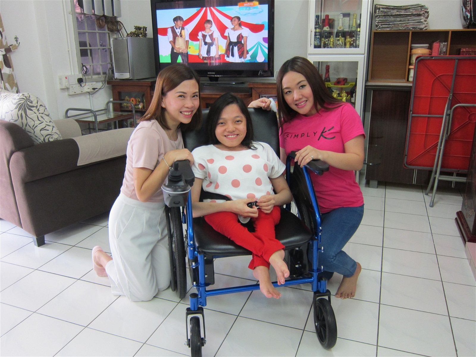 意识到余晓碧需要一张轮椅， 李嘉镁透过社交网站筹款，友人陈韦君（左）只用了3 天即成功向身边人筹得逾4000令吉，给余晓碧买了张电动轮椅。（摄影：张真甄）