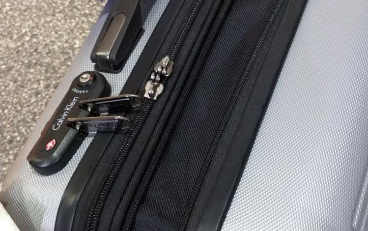 尽管新加坡游客成功寻获行李 箱，但却发现拉链头被剪掉，但密码锁却完好无损。