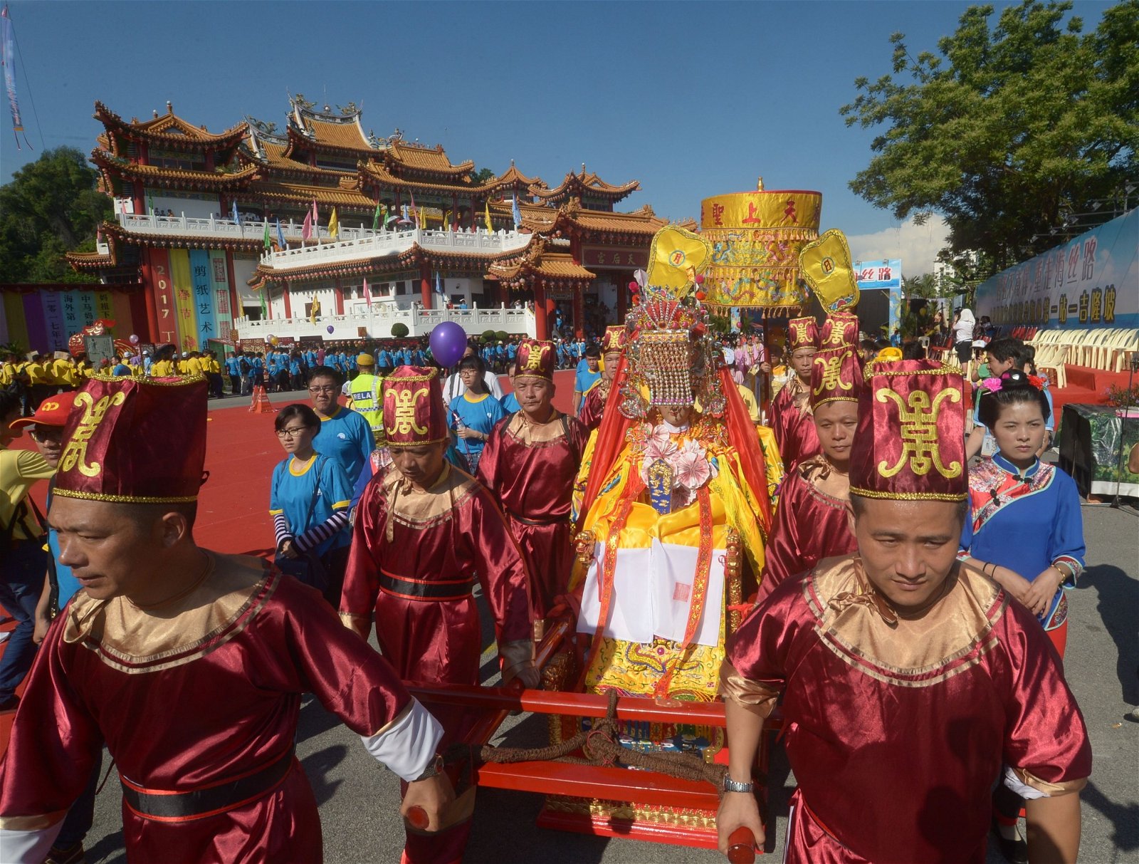 中国湄洲妈祖祖庙祭典开始前，信众把天后宫妈祖灵身和湄洲妈祖灵身起驾至拜台。