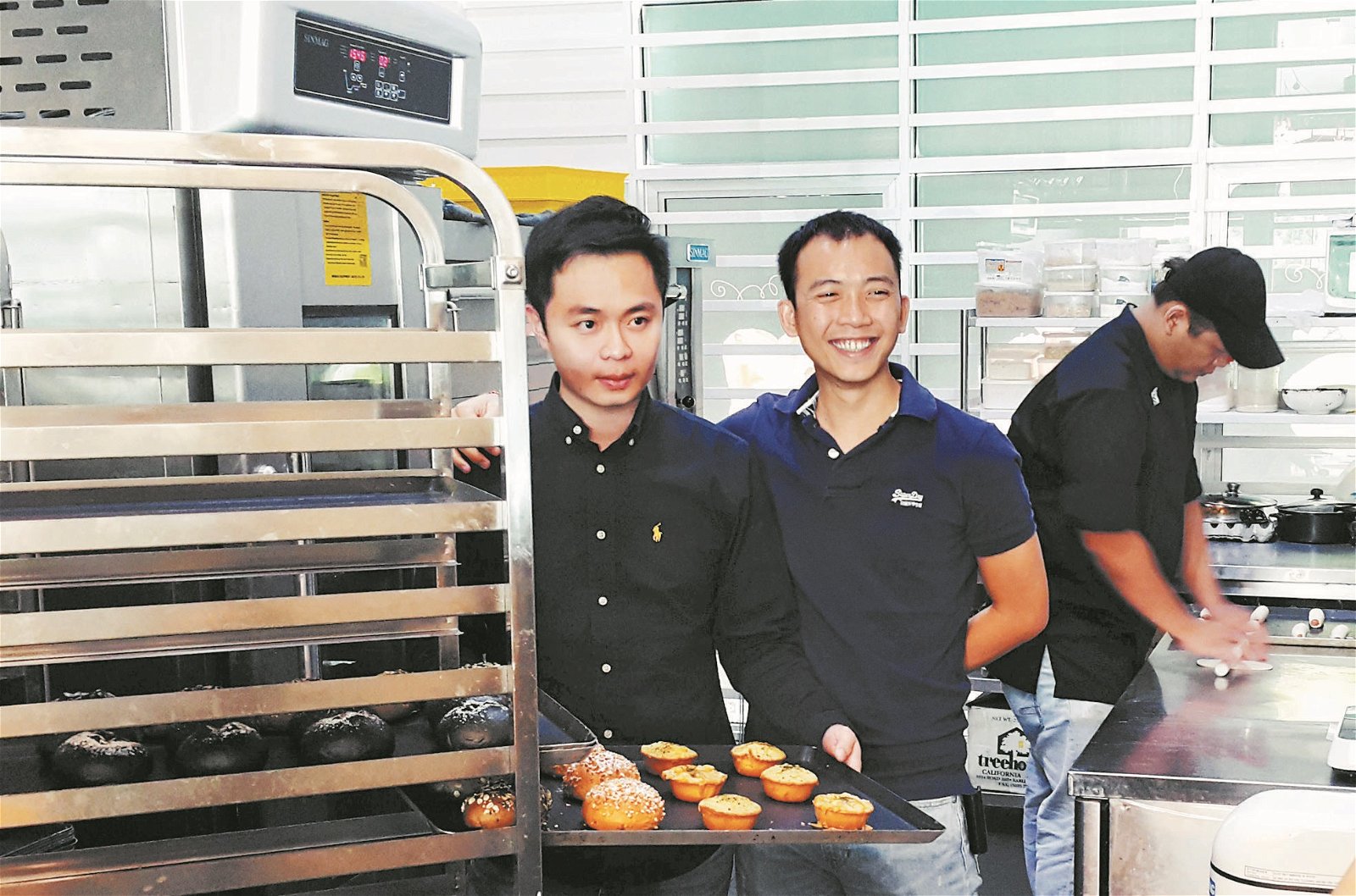 陈毅恒（左）与纪少鹏成立Love ALoaf面包品牌，希望让顾客品尝到不一样的面包。