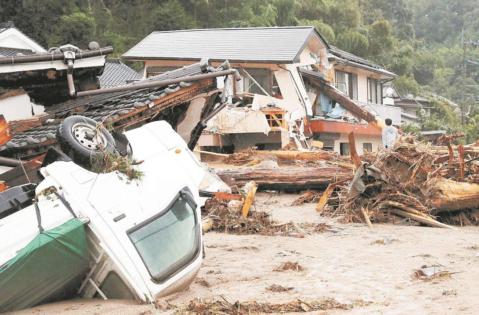 暴雨导致朝仓市河水泛滥，部分房子被冲毁，罗里也因河水冲击翻覆，还有大树被连根拔起冲到街上。