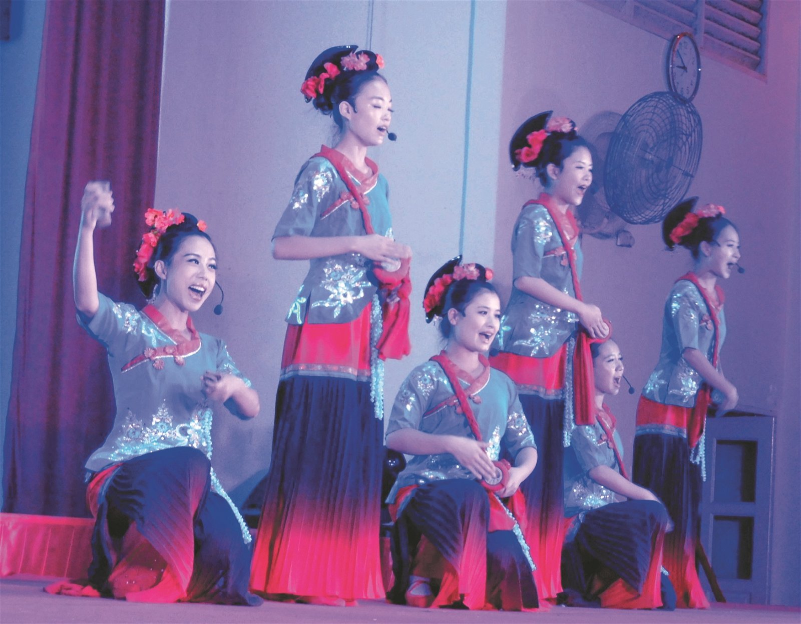 身穿传统妈祖服的舞蹈员演艺《最美是湄洲》的俚歌表演。