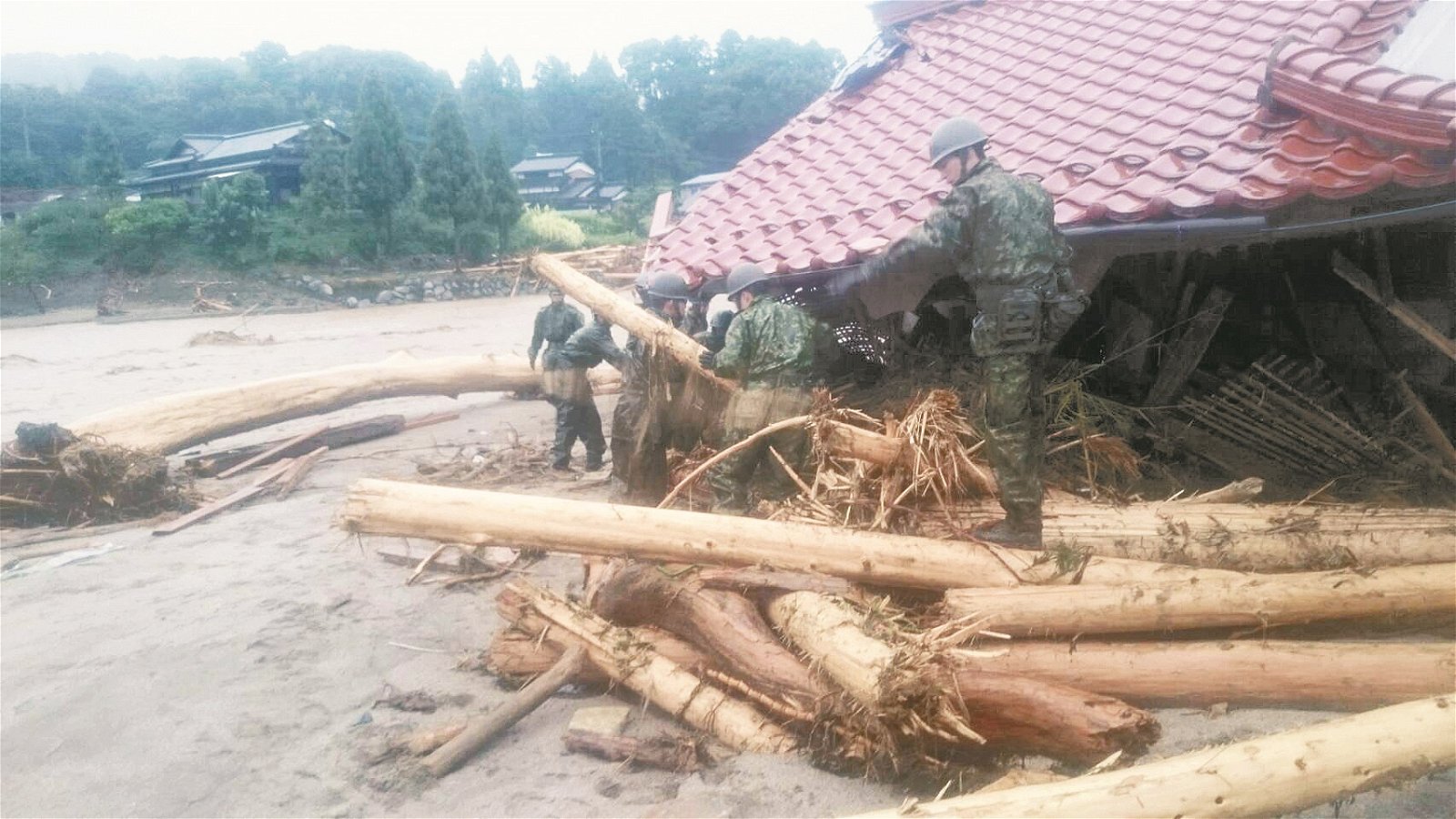 自卫队成员周四赶到朝仓市灾区，搜寻可能受困在倒塌房子内的灾民。