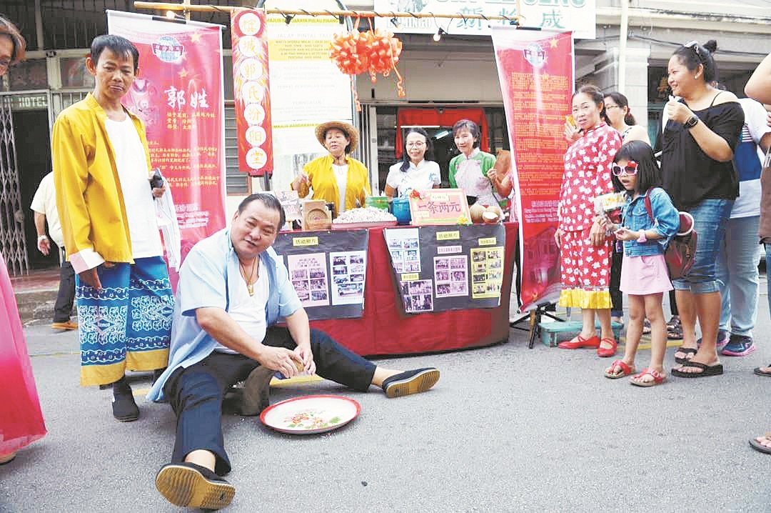 槟城郭氏汾阳堂负责人呈献的传统刨椰及炒椰丝活动，相当吸睛。