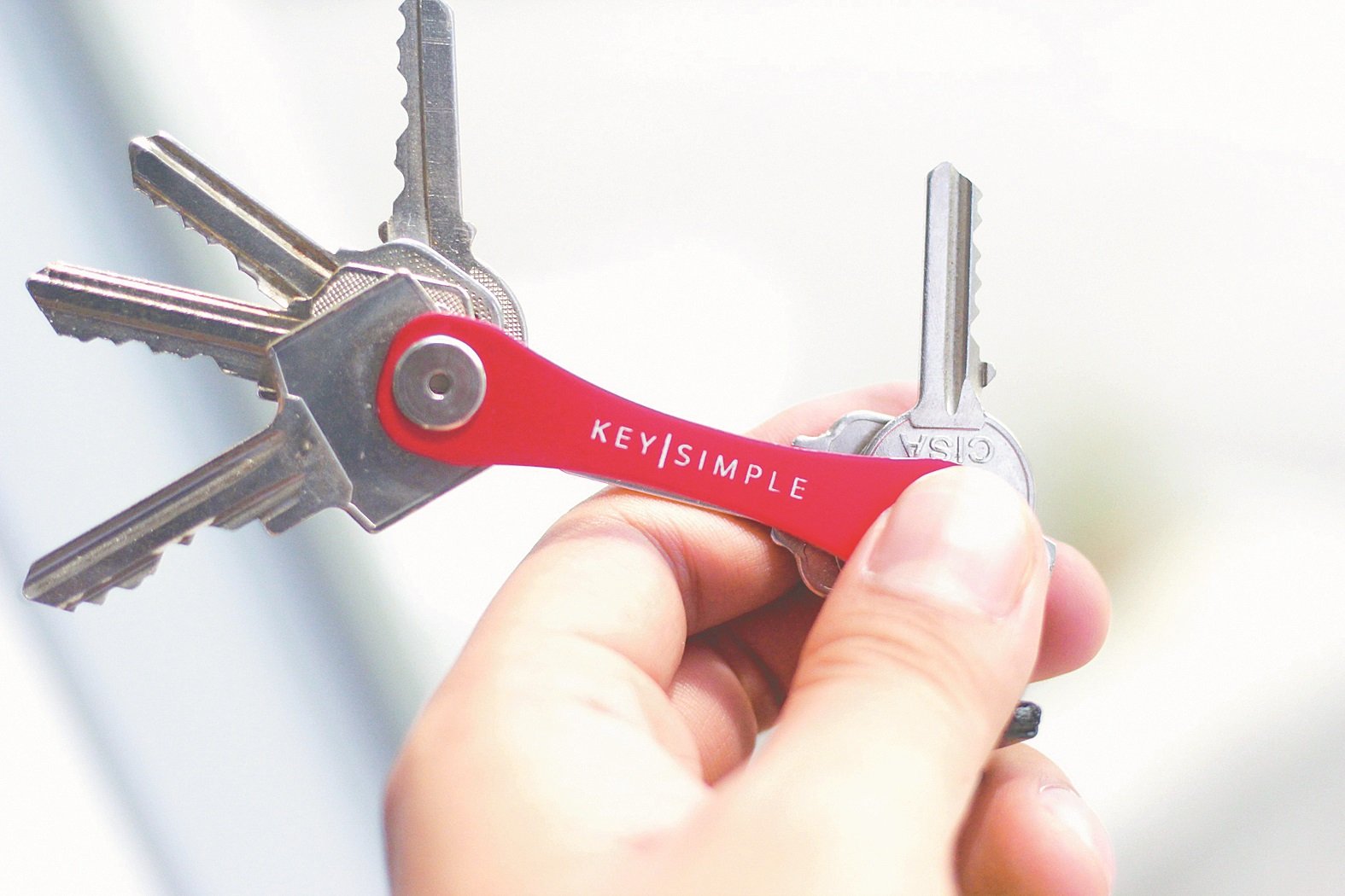 简单钥匙收纳器以瑞士刀状的小巧设计让人眼前一亮，视情况可串联至少6把或以上的钥匙。