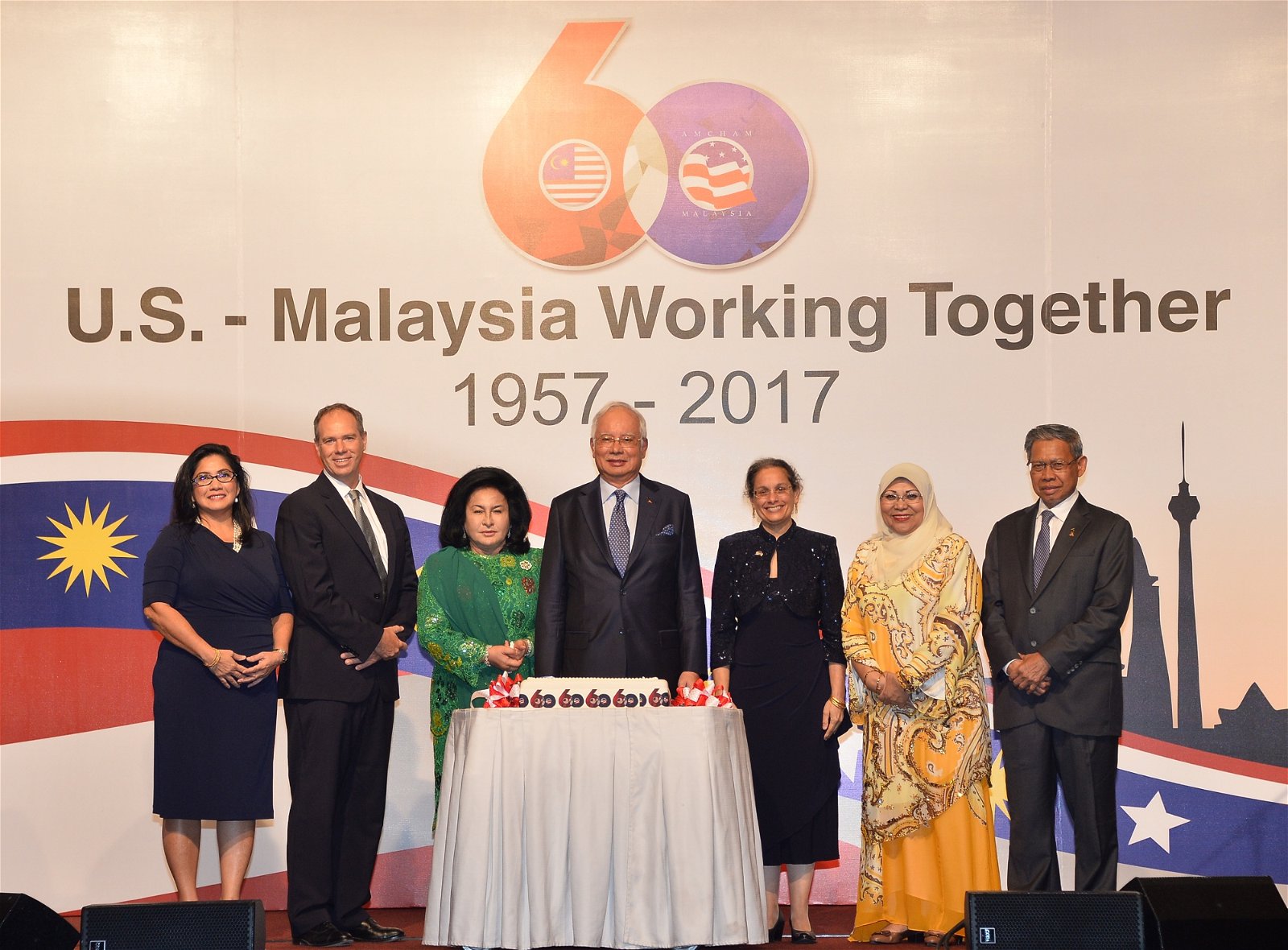 图说纳吉(中)偕夫人罗斯玛(左3)出席马来西亚美国商会晚宴，左起为思欧涵、蒂姆·加兰、雷荷花、罗哈尼和慕斯达法。