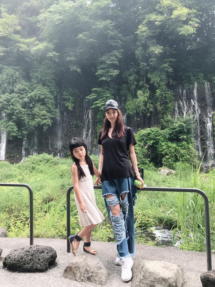 Grace与母亲吴速玲到日本旅游的合照。