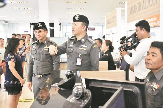 纳达顿（左3）周二在泰国昔罗关卡巡视移民局的运作，并宣布禁止泰国官员在办公时间内，向大马游客征收盖护照小费。