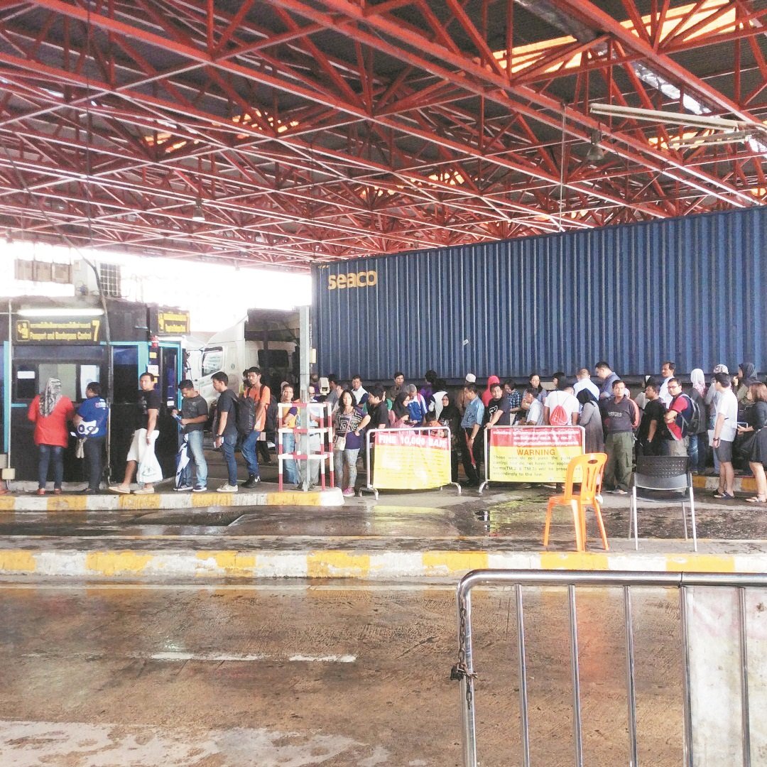 每日有约5000人透过昔罗关卡入境泰南，一般上大马游客已习惯在递交护照给泰方移民局官员盖印时，在护照内塞进2令吉小费。（档案照）