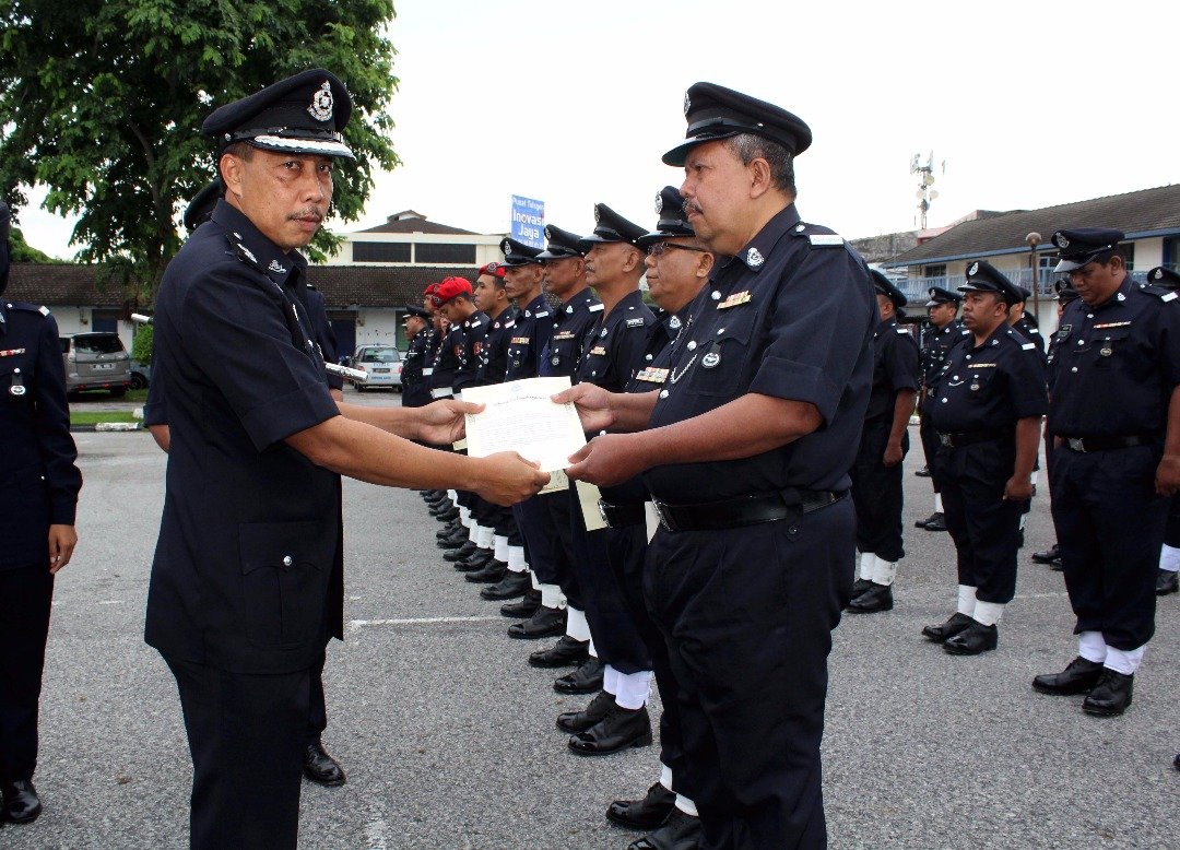 阿都拉尼颁发表扬状及20016年度最佳服务奖状予54位警员及公众人士。