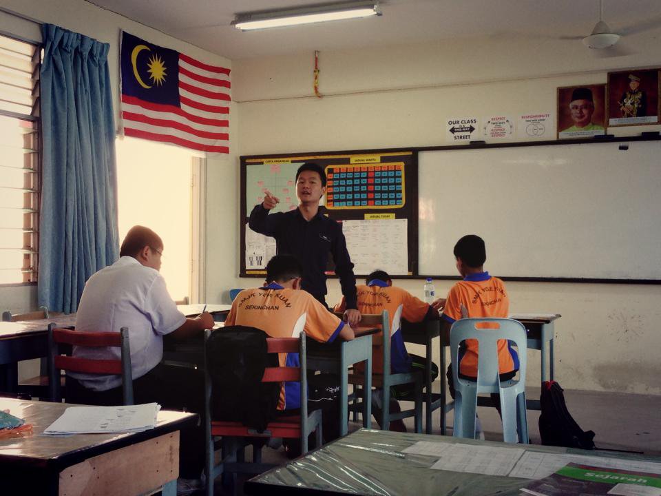 2013年，沈文威从英国毕业回来加入大马教育行动之支援老师计 划（Teach For Malaysia），下乡到适耕庄育群国民型华文中学执 教英文达两年。