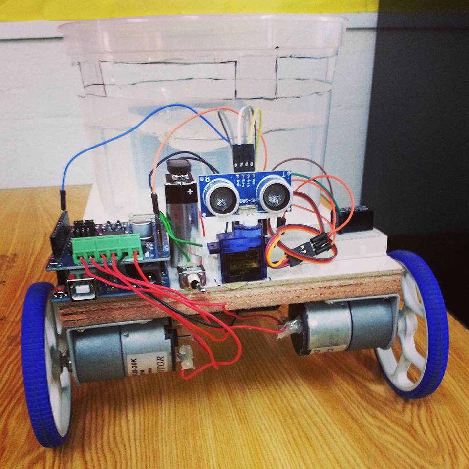 学生制作的自动吸尘器。（摄影：徐慧美）
