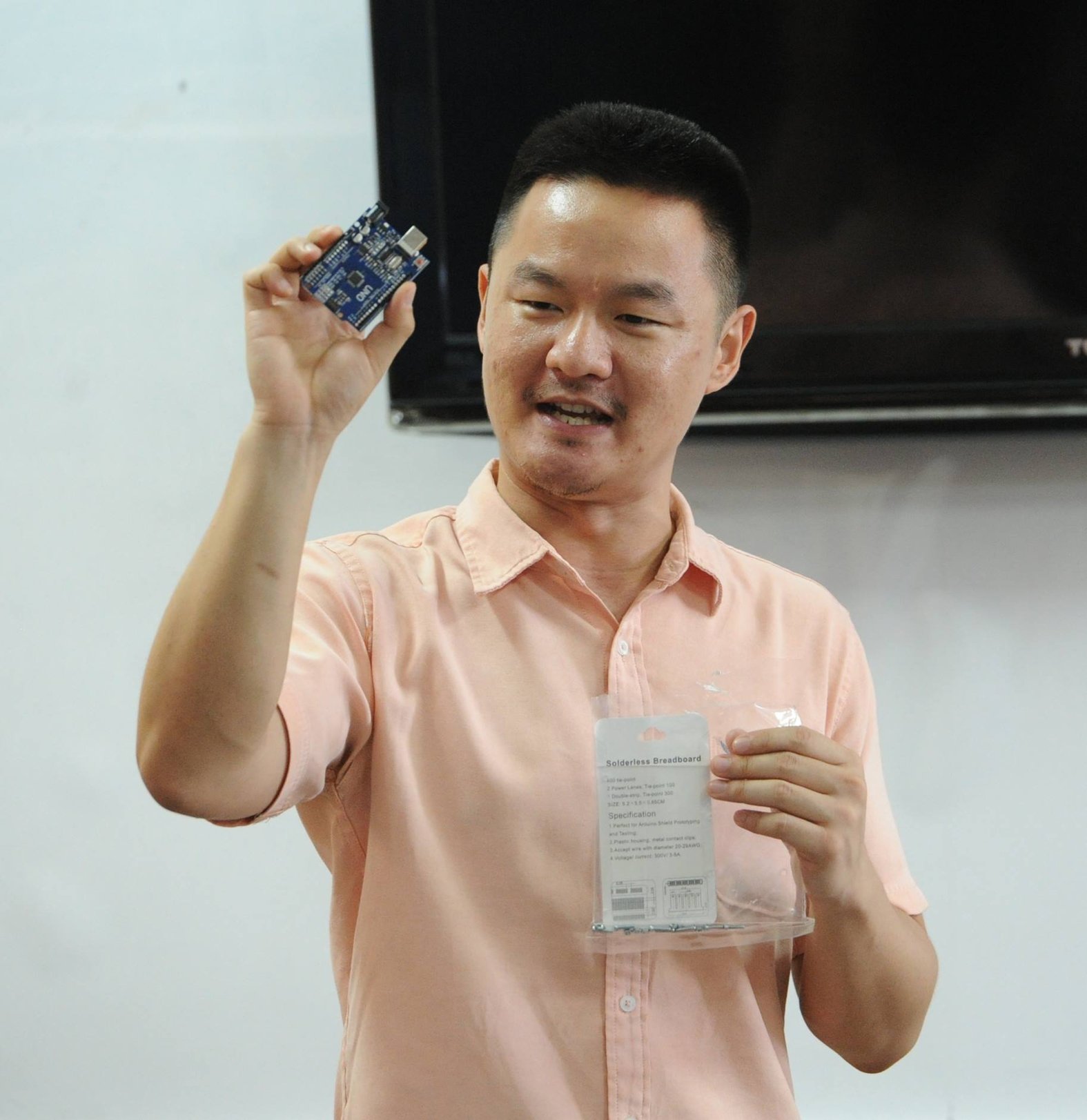 沈文威教授小学生编写与操作“Arduino”。那是一种开放原始码的单晶片微控制器，可 控制各种电子装置，如LED灯号、开关、红外线感应器等。（摄影：徐慧美）