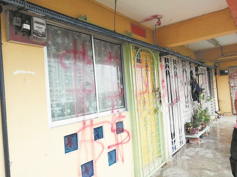 华青王伟铭向阿窿借钱不还，连累其家人居住的组屋住家被阿窿泼漆。