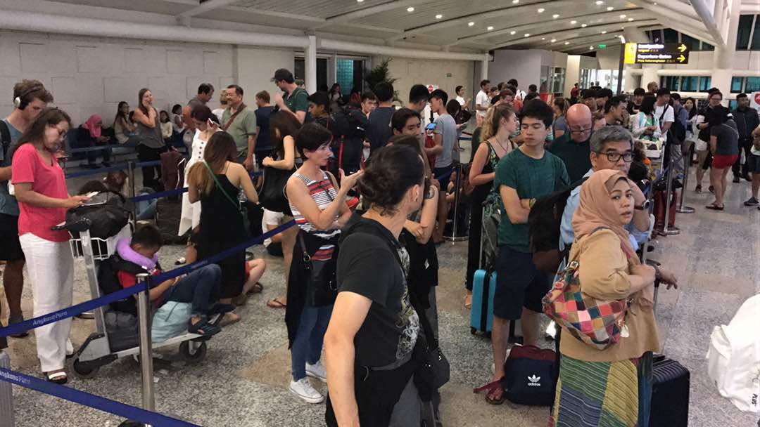 所有乘客下机后聚集在机场内，等候航空公司做出安排。