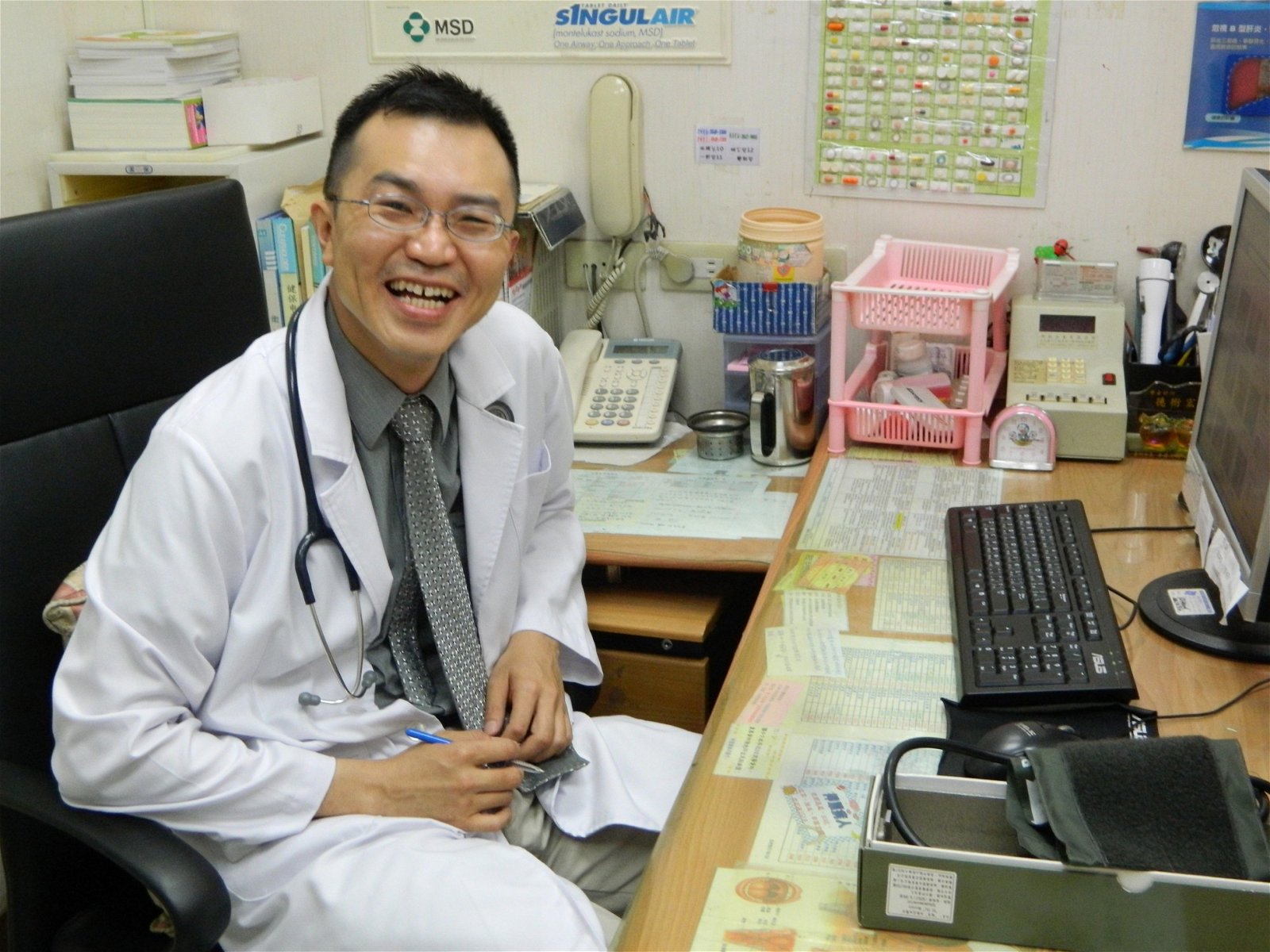 在台湾看诊时，欧阳林身穿白袍， 只做医生份内的事，回到龙引的诊所，他往往需要一脚踢，他笑言，有时睡不著，早上5时就到诊所，做些杂事，病人来了，穿著背心短裤就开始看诊。