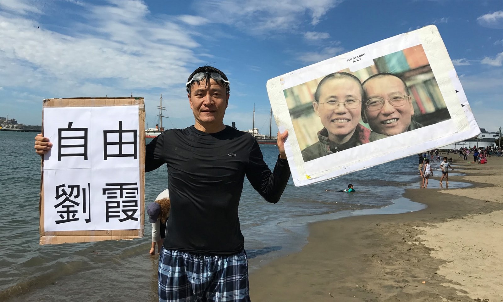 八九民运学生领袖之一、“人道中国”创办人周锋锁上传至推特照片显示，他在美国西岸海边为刘晓波送行，并声援刘霞。