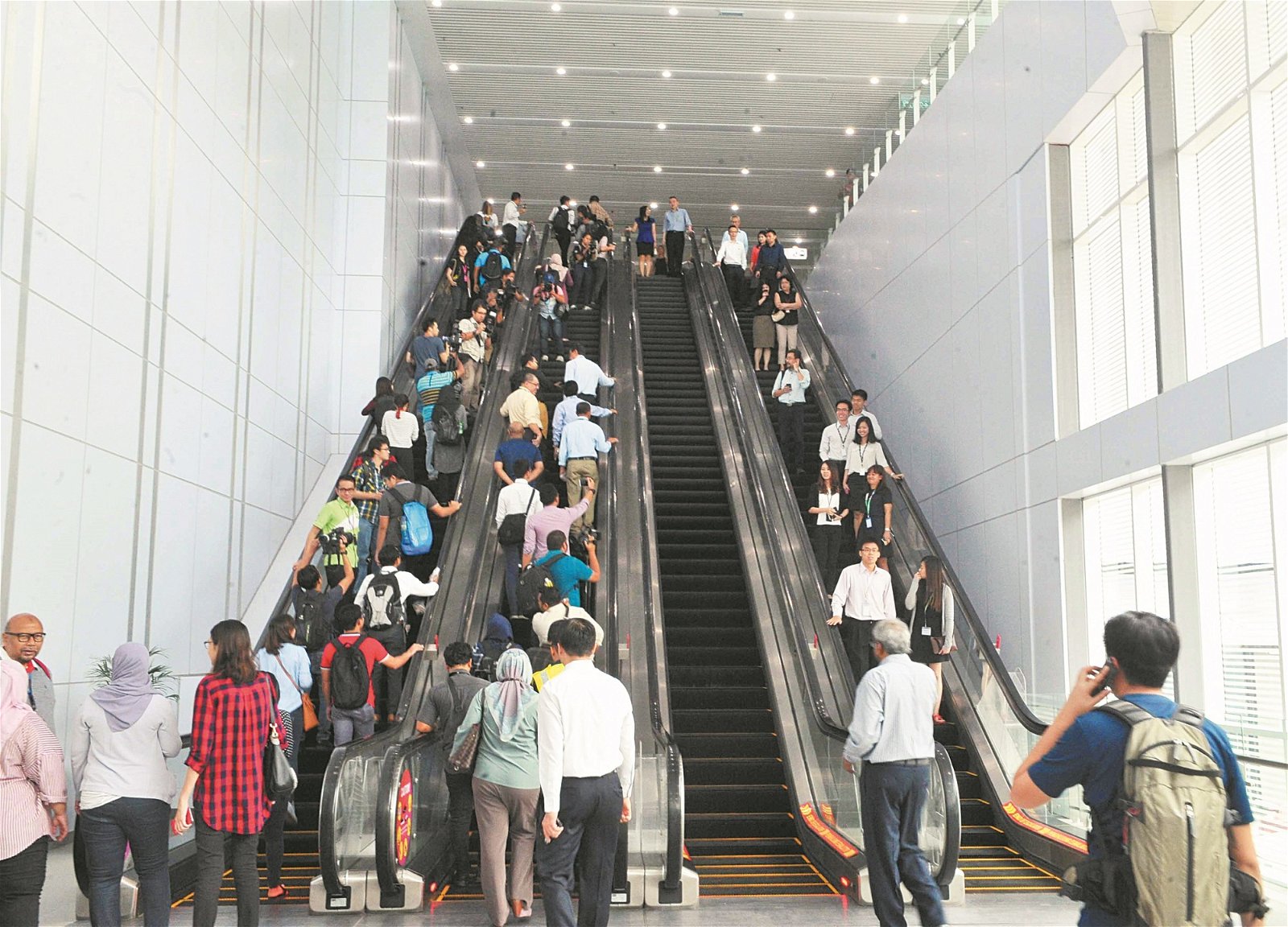 衔接吉隆坡中环的国家博物馆站，是衔接最多公交系统的捷运站，惟搭客需走上5至10分钟的地下隧道或有盖走道，约4至6个电扶梯（视乎目的地）。（摄影：邱继贤）
