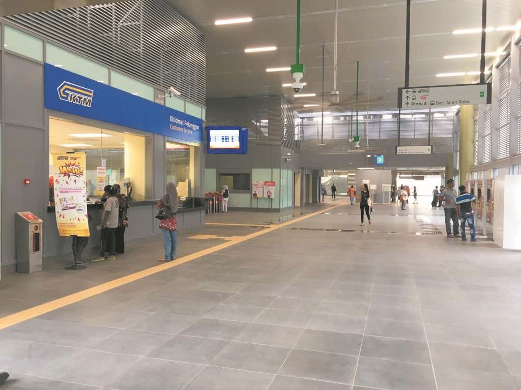 加影捷运站与电动火车站共用同一建筑，照片左为电动火车票务柜台和入口处，前方为通往捷运月台的电扶梯。