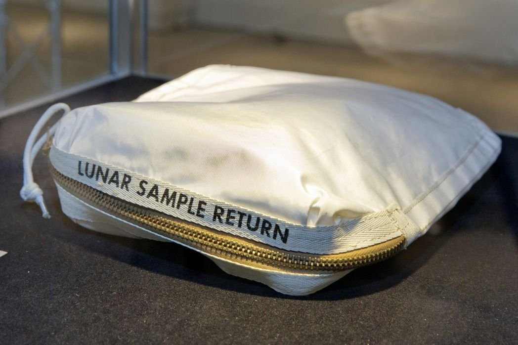 一个曾经装了月球上的尘土回到地球的袋子，于人类首次登月的48周年纪念日拍卖。