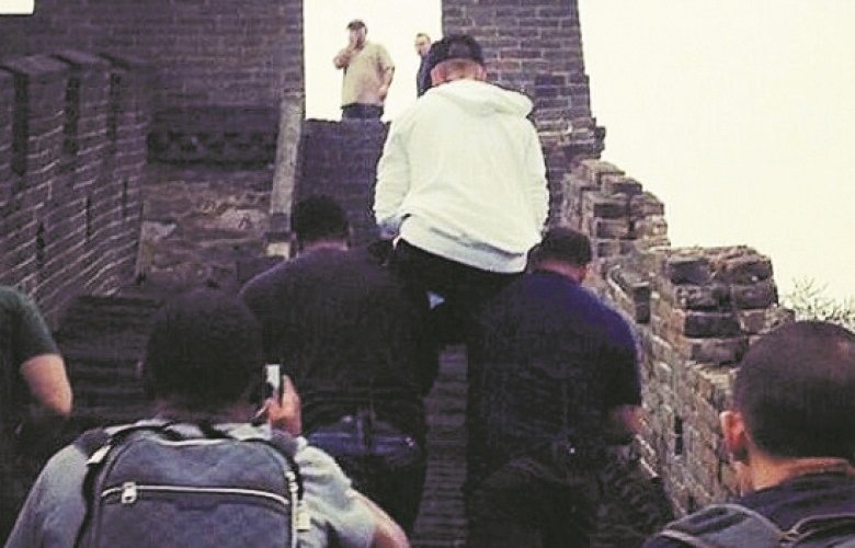 贾斯汀之前被拍到要保镖抬他上长城，引起中国网友表示不尊重。