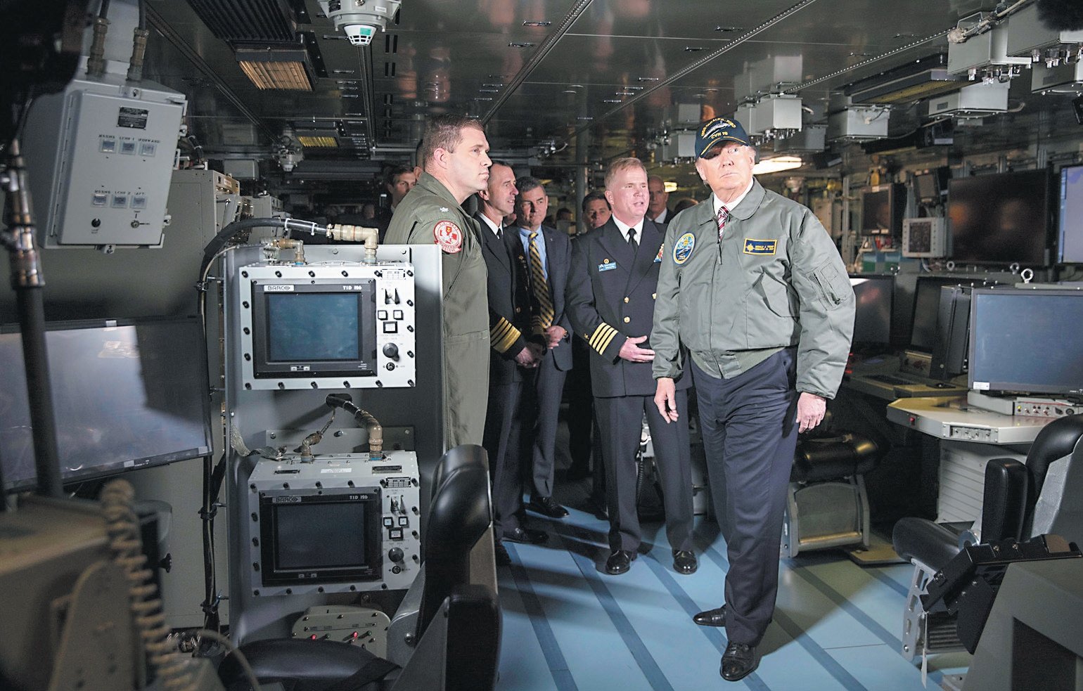 美国总统特朗普 （右）曾在今年3月 2日，前往弗吉尼亚 州纽波特纽斯视察 “福特”号。这是 他在航母的作战指 挥中心参观，了解 舰上的设备。