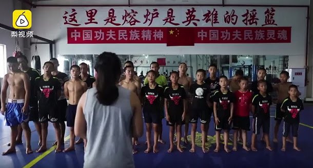 位于中国成都的“恩波格斗俱乐部”，先后收养了400多位孤儿，并训练他们成为拳击手。