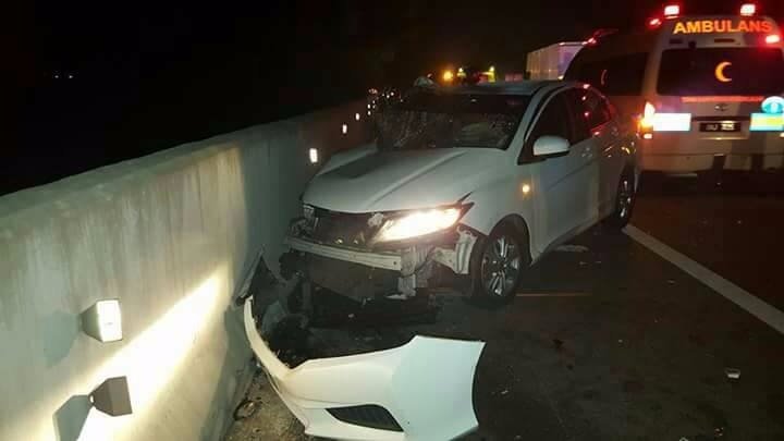 疑逆行行驶的车辆，在撞了3辆车后失控撞向路边围栏才停下来。