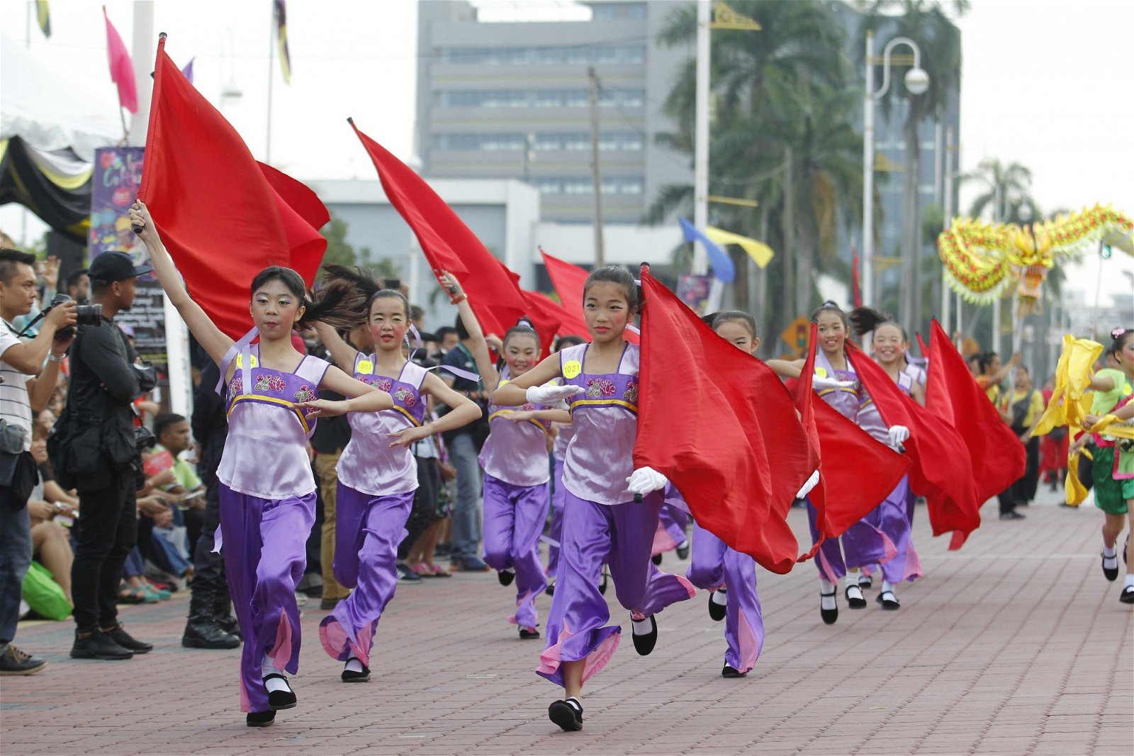 怡保圣母华小的学生在游行期间， 呈献优美的中华传统舞蹈。