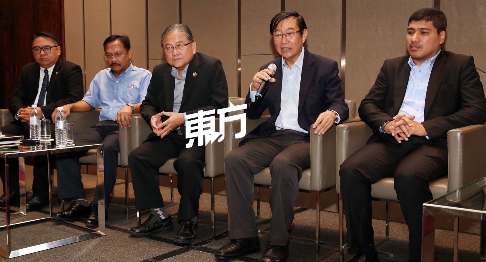 沈天良（左3起）与符绩理在座谈会后，向媒体披露举办座谈会的目的，以及建筑业所面对的问题。 （摄影：刘维杰）