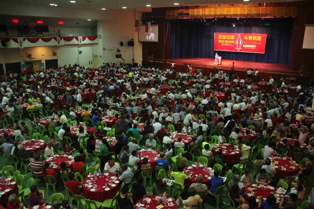 民主行动党哥打叻沙玛纳州选区服务中心所主办的晚宴宴开百席，现场人山人海。