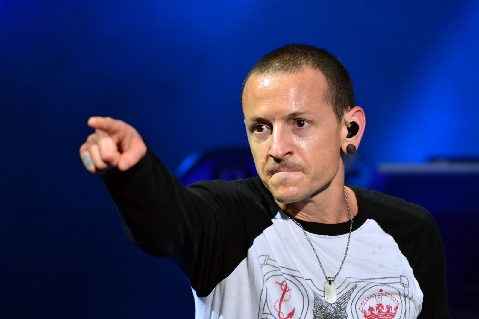 Linkin Park主唱查斯特20日在家中卧室自缢身亡，享年41岁。