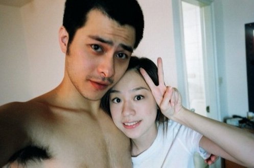 范植伟（左）2010年突公开过去与王心凌交往的亲密照，引发轩然大波。
