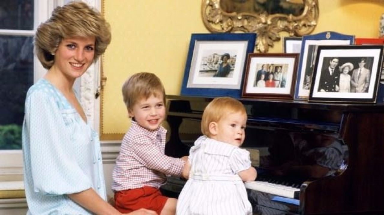 戴妃在录影片段中指出，婚后查理斯王子经常不见踪影，她带着两名幼儿压力很大。戴妃面对查理斯与卡米拉爱火重燃，感到十分绝望，渴望有个可依靠的肩膀，于是跟一名王室保镳发生婚外情。戴妃与年幼的威廉王子及哈里王子在英国肯辛顿宫内的钢琴前拍照。