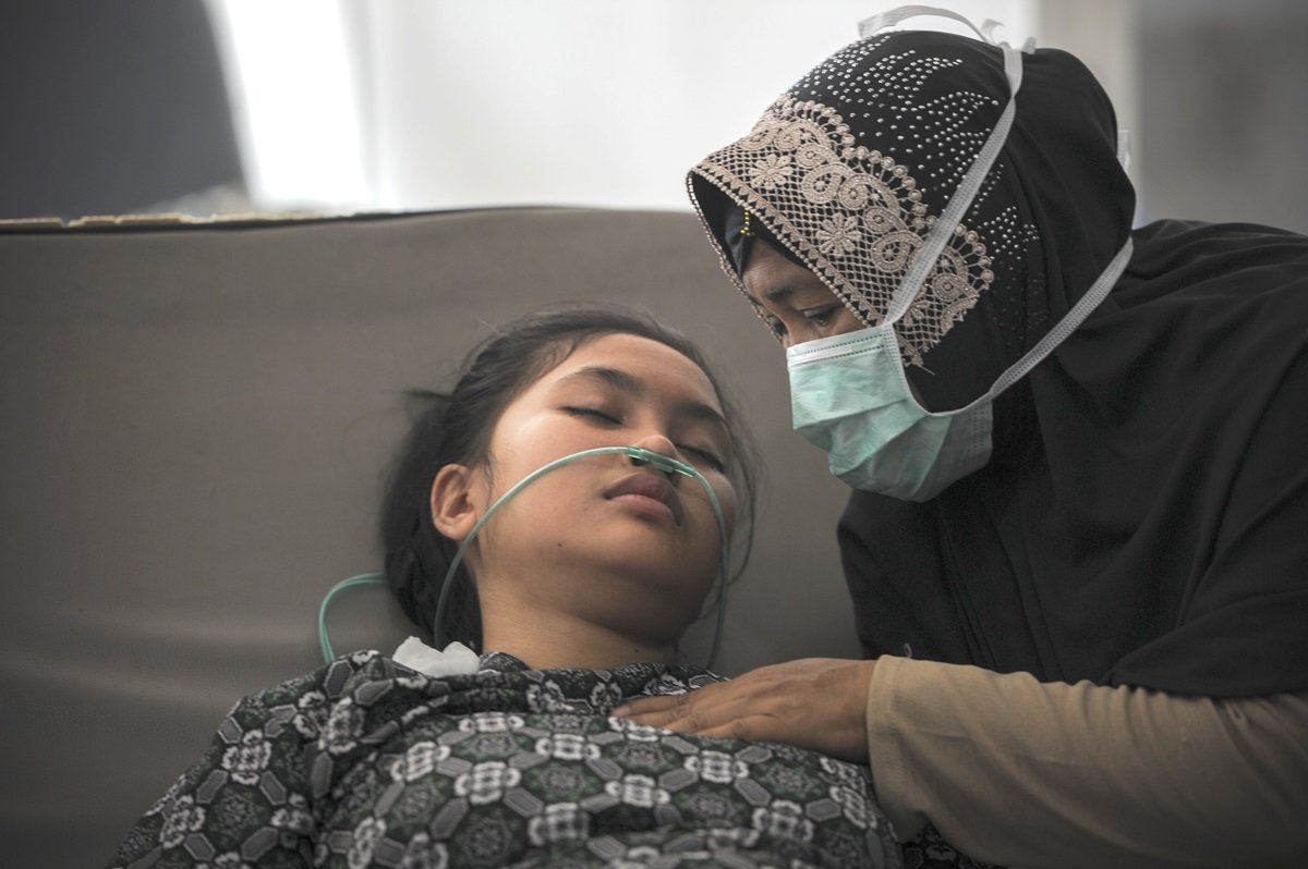 米拉务一名妇女因吸入过多浓烟导致肺部感染，必须入院接 受治疗。
